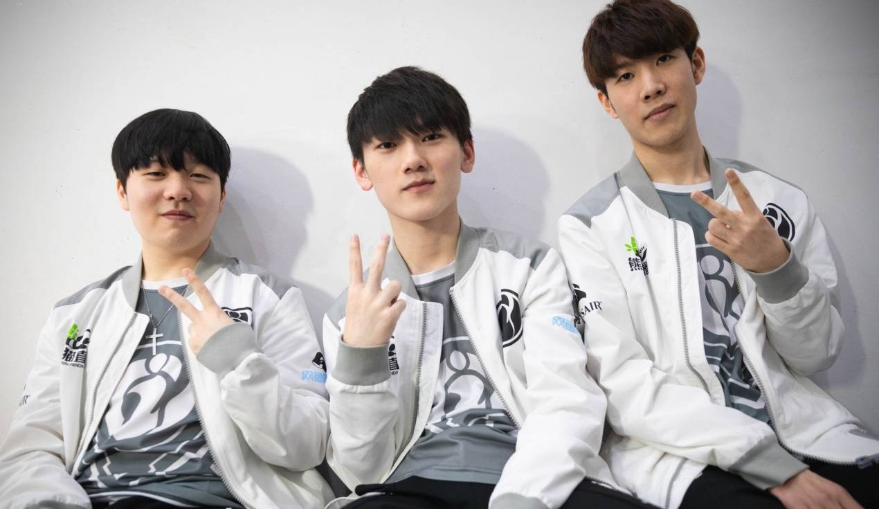 抢下篮板的 抢下篮板的